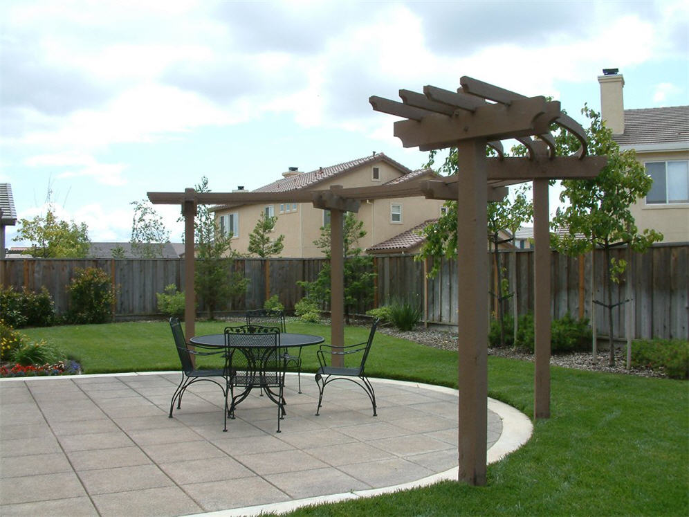 Circular Patio with Half Trellis